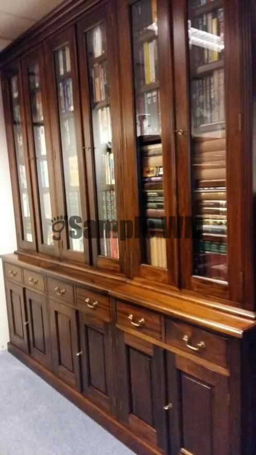 Verkocht artikelnr. 1600334 Grote Engelse Mahoniehouten Boekenkast.
Grote Mahoniehouten Engelse Boekenkast in uitmuntende staat!

Met Facet geslepen glazen deuren en planken verstelbaar in hoogte.
Maten; H 2.58m B 2.44m D 52cm
Keywords: Grote Engelse Mahoniehouten Boekenkast