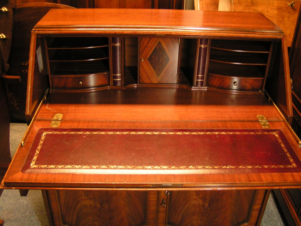 artikelnr. 1600296X Diverse klepsecretaires : prijs op aanvraag.
in zeer goede staat, ook een exemplaar van de Heldense erbij.
Diversen soorten en maten en in diverse houtsoorten.



