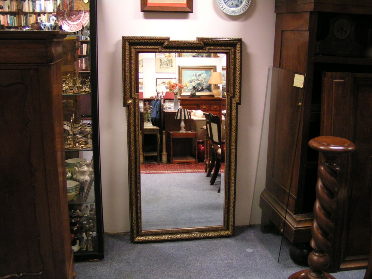 artikelnr. 1600305 Facet geslepen Antieke spiegel: prijs �349,- euro
B: 85cm x H: 1.48cm

In zeer goede staat. Met breed geslepen facet glas, met mooie ornamenten.
Keywords: artikelnr. 1600305 Facet geslepen Antieke spiegel