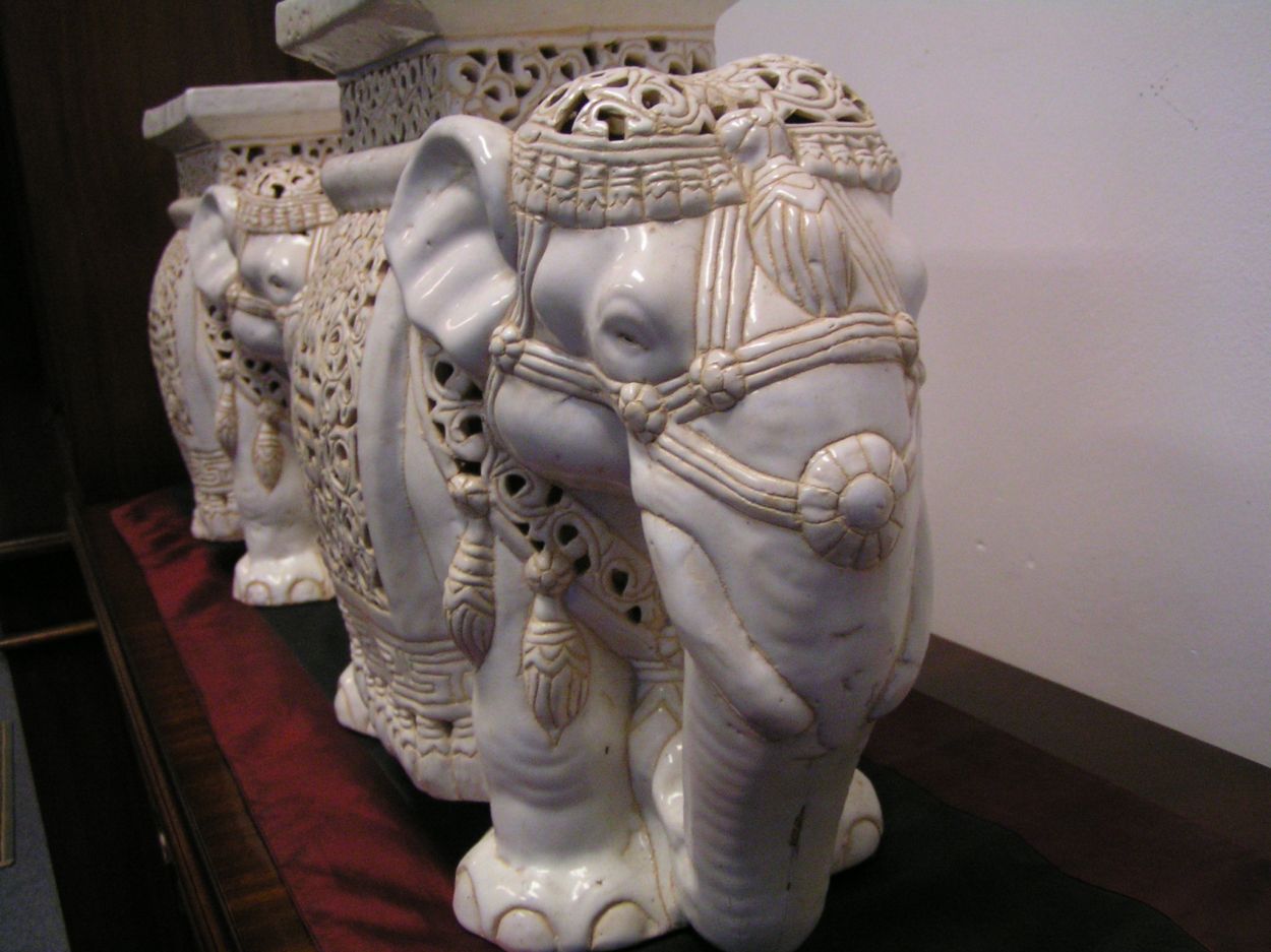 Verkocht artikelnr. 1600320 Bijzettafel Porselein Olifanten
In zeer goede staat.

B: 46 x 38cm hoog.


Keywords: Bijzettafel Porselein Olifanten set