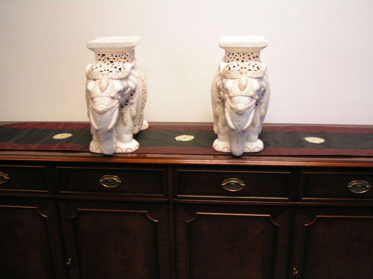 Verkocht artikelnr. 1600320 Bijzettafel Porselein Olifanten
In zeer goede staat.

B: 46 x 38cm hoog.


Keywords: Bijzettafel Porselein Olifanten set