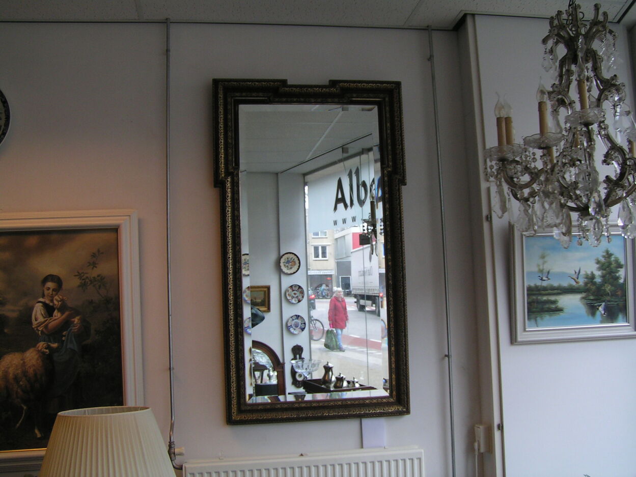 artikelnr. 1600862 Antieke Spiegel met Breed Geslepen glas: prijs €395,- euro
Antieke zeer bijzondere spiegel met breed facet geslepen glas en zeer mooie lijst met prachtige decoratie.

Afmetingen B: 95cm x H: 1.48m
Keywords: Antieke Spiegel met Breed Geslepen glas