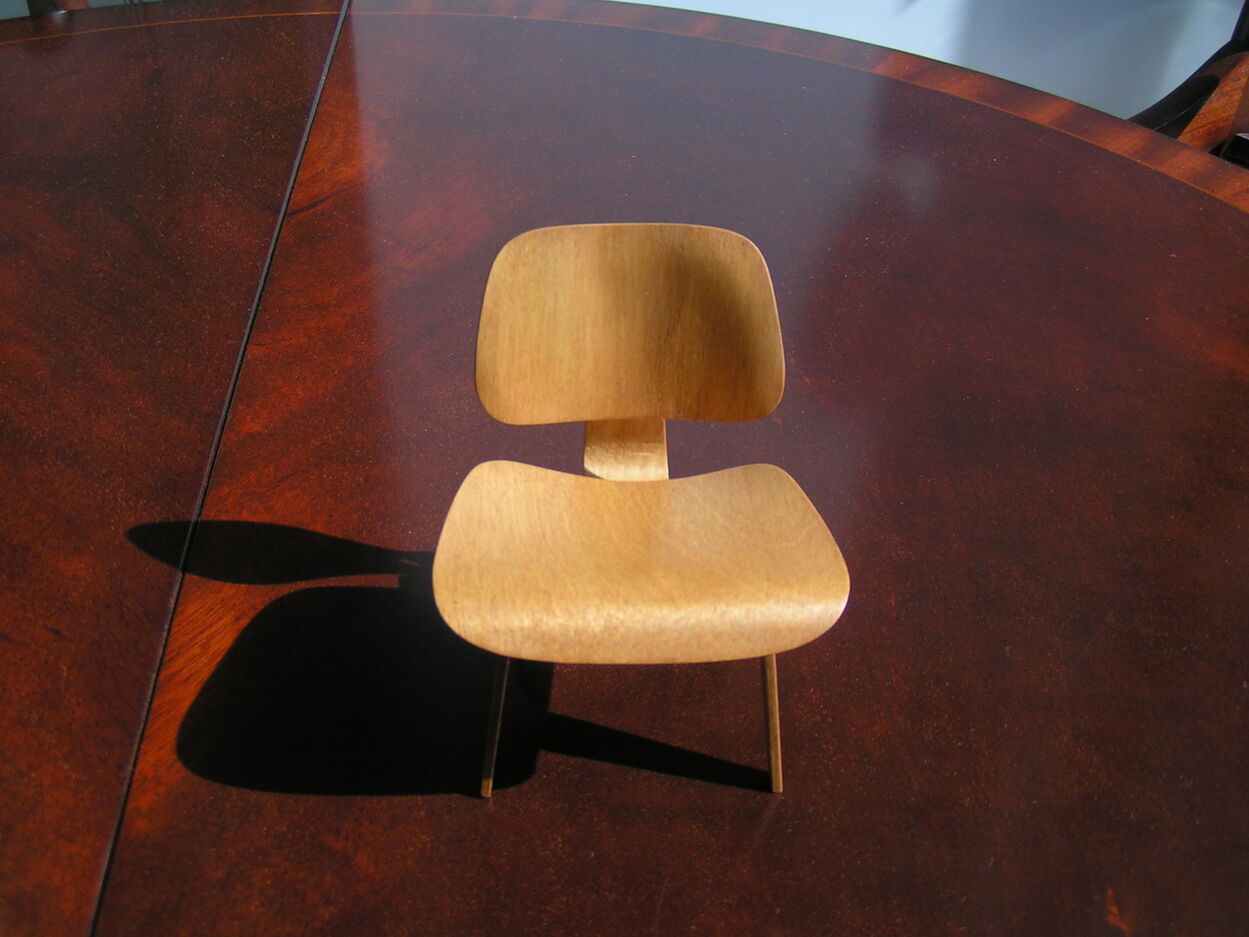 Verkocht artikelnr. 1600869 Design Miniatuur Eetkamerstoeltje - jaar 1950
Charles Eames LCW Evans

in nieuwstaat
Keywords: Verkocht artikelnr. 1600869 Miniatuur Eetkamerstoeltje - jaar 1950