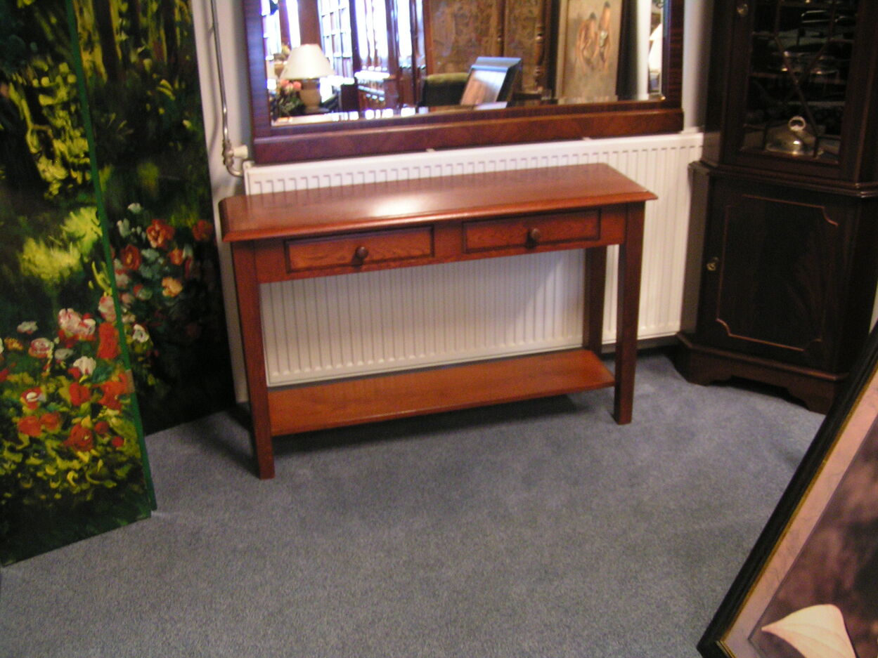 artikelnr. 1602034 Eikenhouten Sidetable in Nieuwstaat vraagprijs €195,- euro
Afm B1.20 D 35 H 76 cm
