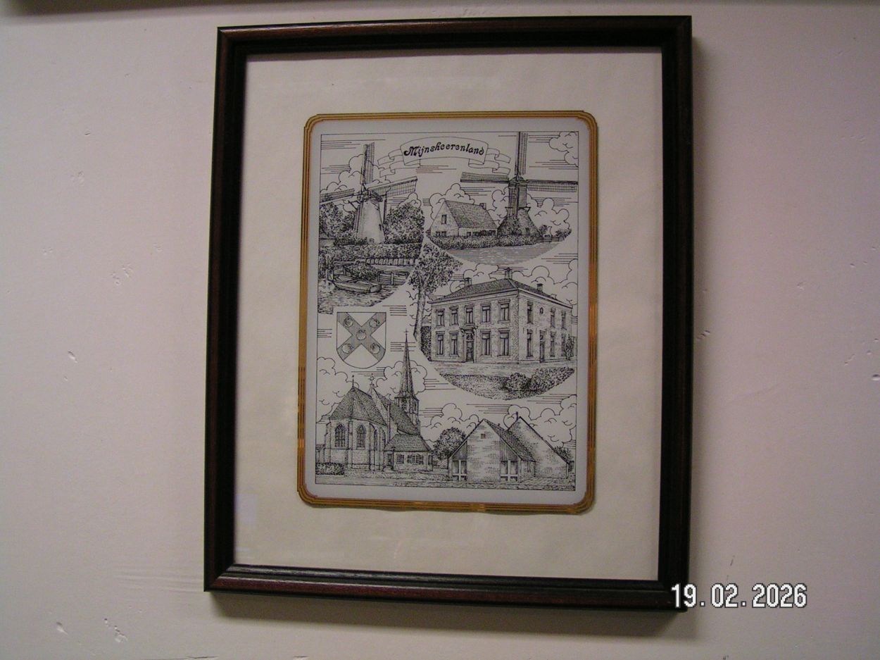 artikelnr. 1602085 Mijnsheerenland Ingelijste Prent in Nieuwstaat. prijs € 39.50,- euro
Ingelijst in zeer mooie lijst met gouden rand.  
Afm B 39 H 47 cm.
