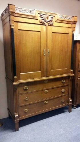 Verkocht artikel 1600264 Antiek Empire Kabinet Slavonisch Eiken
Beschrijving
Zeer mooi Empire kabinet in Slavonisch Eikenhout in topstaat!

Ruim 200 jaar oud.

Maten H 2.19 B 1.45 D 54 cm
Keywords: Antiek Empire Kabinet Slavonisch Eiken