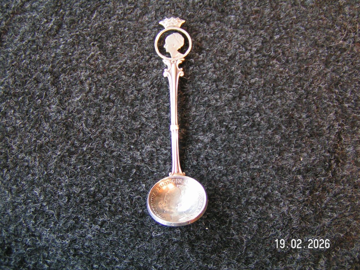 artikelnr. 1602084 Zilveren Souvenirlepel Koning Wilhelmina in Uitmutende Staat. prijs € 39.50,- euro
