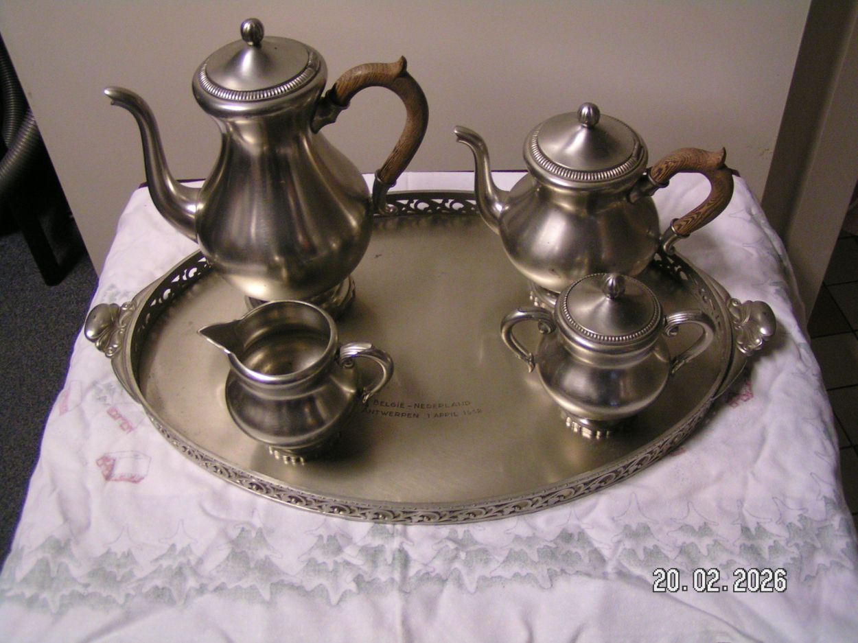 artikelnr. 1602086 Vitage Tinne Thee en Koffiestel Belgie Nederland Antwerpen 1 April 1962, prijs € 75,- euro
