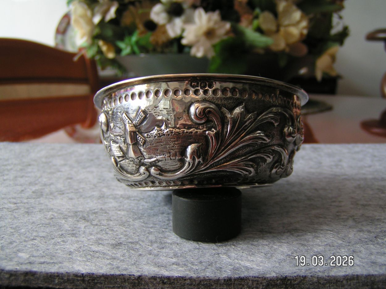 artikelnr. 16020109 Antieke Zilveren Roomkom 2e Gehalte in Uitmutende staat, prijs €119,- euro
Afm doorsnede 8.5 cm H 5 cm.
