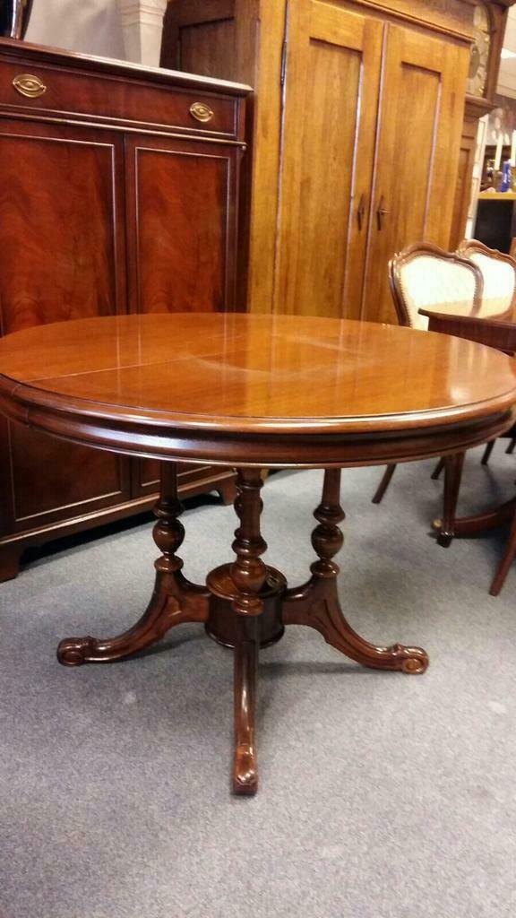 Verkocht 1600273 Tafel van Mahoniehout uitschuifbaar
Uitschuifbare ronde mahoniehouten eetkamertafel, in zeer goede staat
Met een tussen blad van; 50 cm.
En een doorsnede van; 1.08m x H 78 cm.
Voor meer tafels zie onze site of andere advertenties.
Keywords: Tafel van Mahoniehout uitschuifbaar