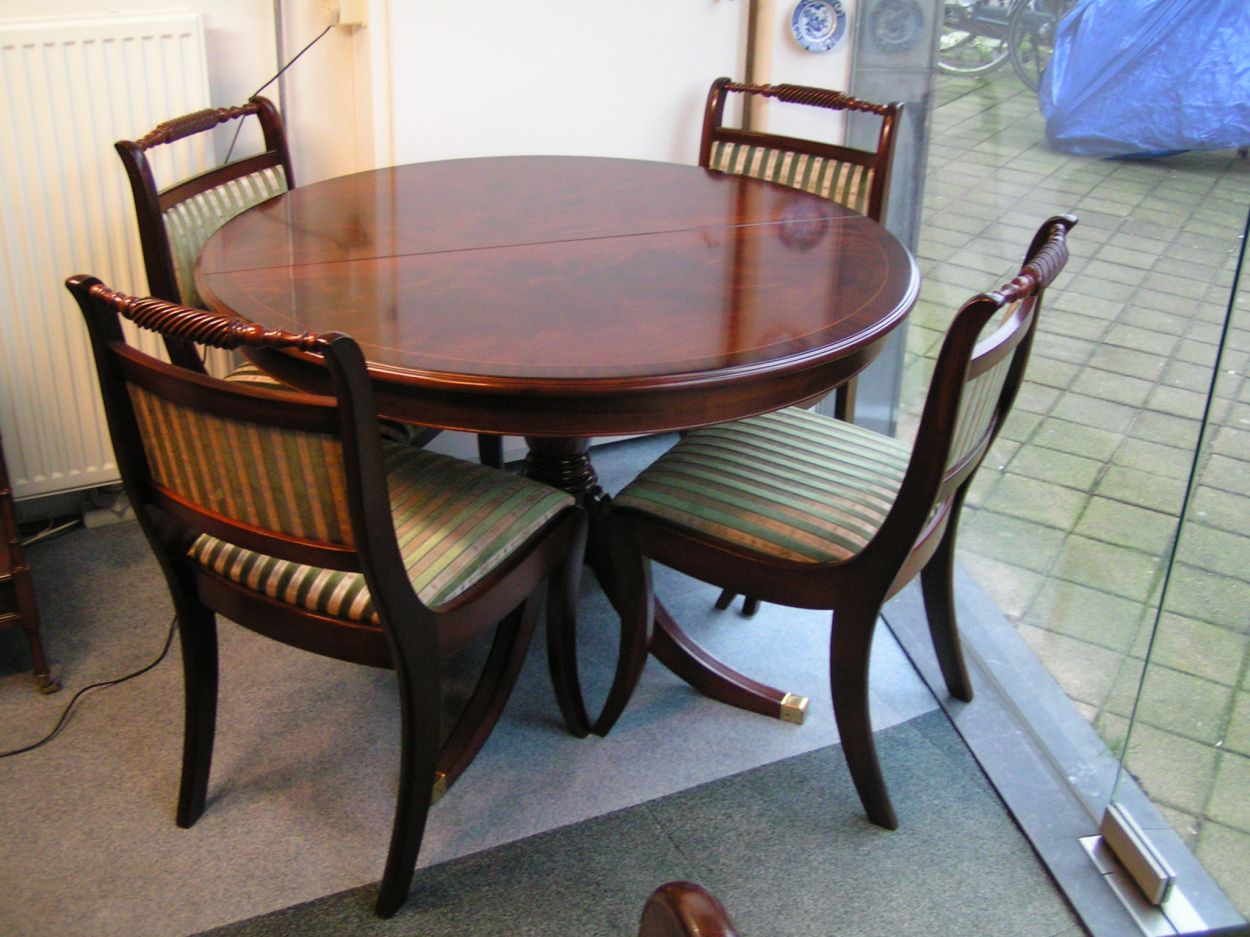 artikelnr. 1600292 Heldense Exclusive Mahonie Eetkamertafel met 4 stoelen: Prijs op aanvraag
Diameter: 1.10m x uitschuifbaar geschikt voor 6 personen.
Tussenblad: 45cm

Tafel is gloednieuw, gisteren uit de fabriek.

Intarsia ingelegd.

Hoogwaardige metalen geleiders.

evt. met 4 bijpassende stoelen eveneens gloednieuw.

Meerdere exemplaren op voorraad naar keuze.
