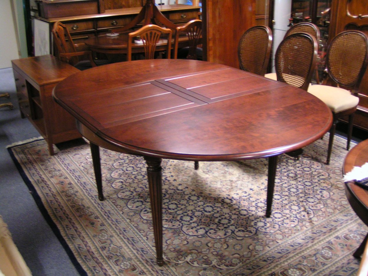  Verkocht artikelnr. 1600303 Mahonie Eetkamertafel met 4 stoelen
merk: Meubels \\\'ter Laerderheyde\\\'

55 cm tussenblad, diameter 1.20m

Hoogte 76cm

4 fraaie Stoelen met Webbing
Keywords: Heldense Exclusive Mahonie Eetkamertafel met 4 stoelen