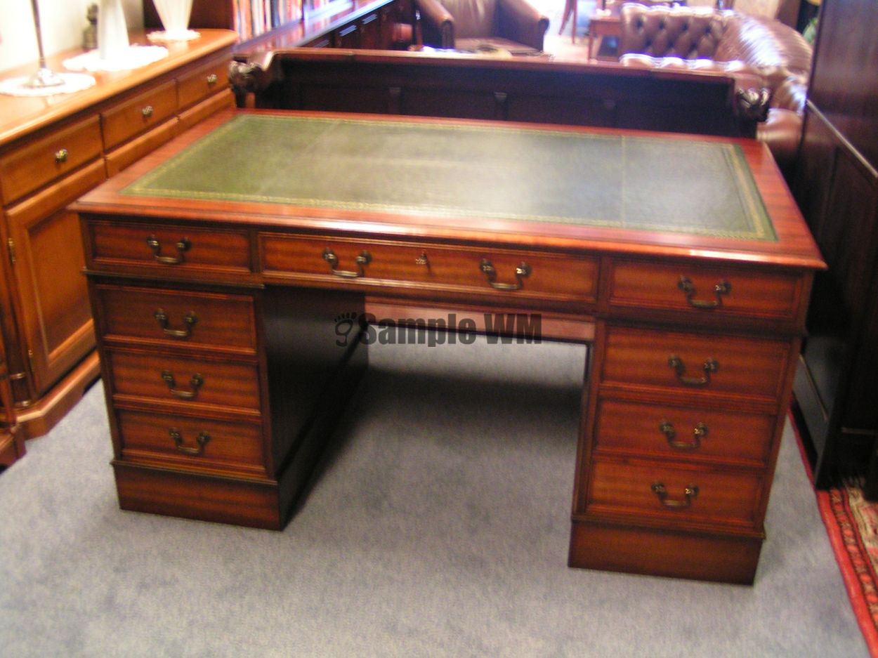Verkocht artikelnr. 1600357 Antiek Engels Mahonie Bureau
met groen leer ingelegd en goudbedrukt rand.

In nieuwstaat.

B: 1.53m x D: 90cm x H: 79cm

evt. te koop met bijpassende Chesterfield lederen bureaustoel.
Keywords: Antiek Engels Mahonie Bureau