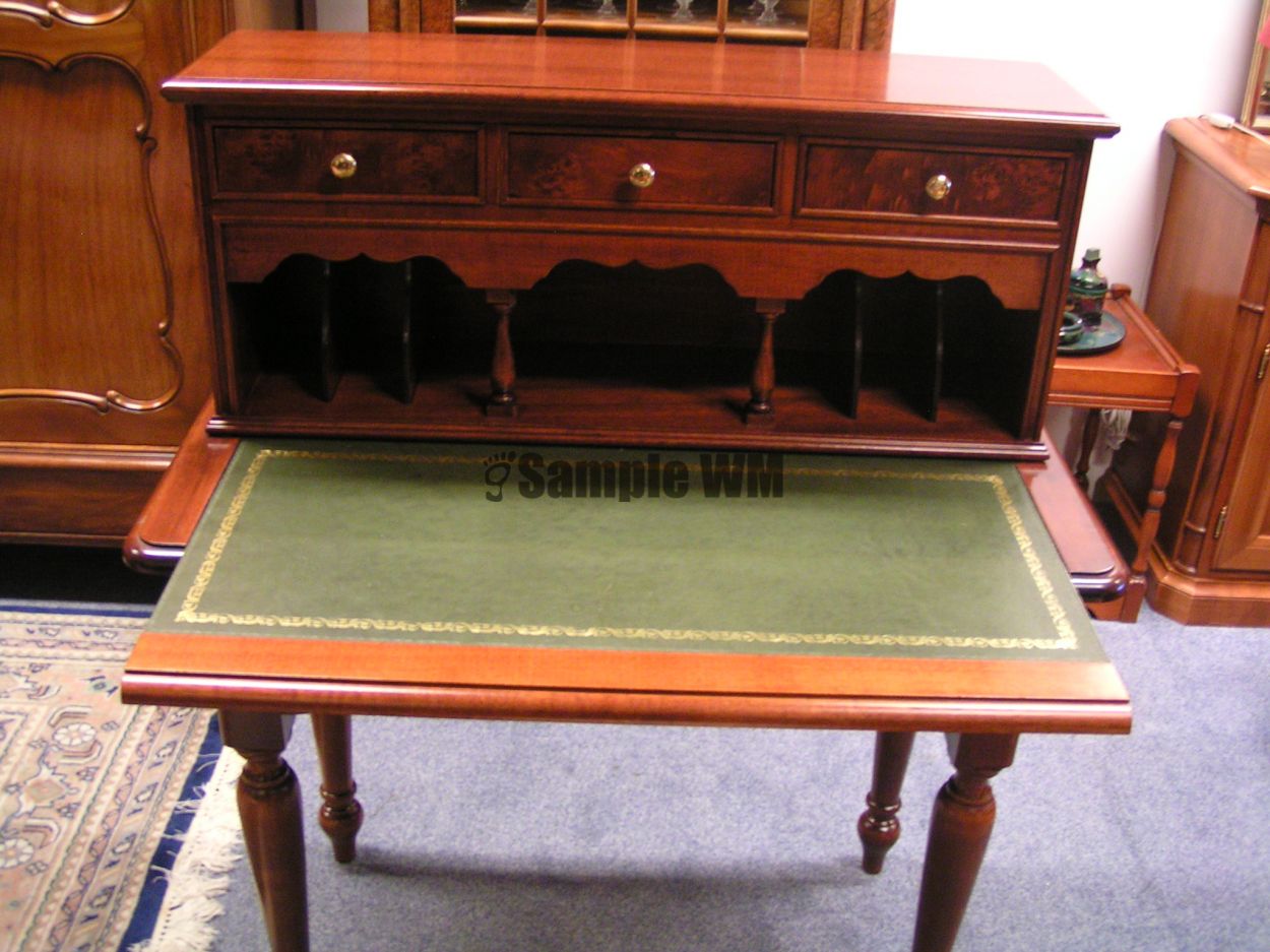 Verkocht artikelnr. 1600366 Dames Secretaire.
Mahoniehout, italiaans.

Groen leer uitschuifbaar schrijfplateau, bedrukt met gouden rand.

evt. met fraai bijpassend stoeltje.

B: 95cm x D: 46cm x H: 1.14m

In nieuwstaat.
Keywords: Dames Secretaire