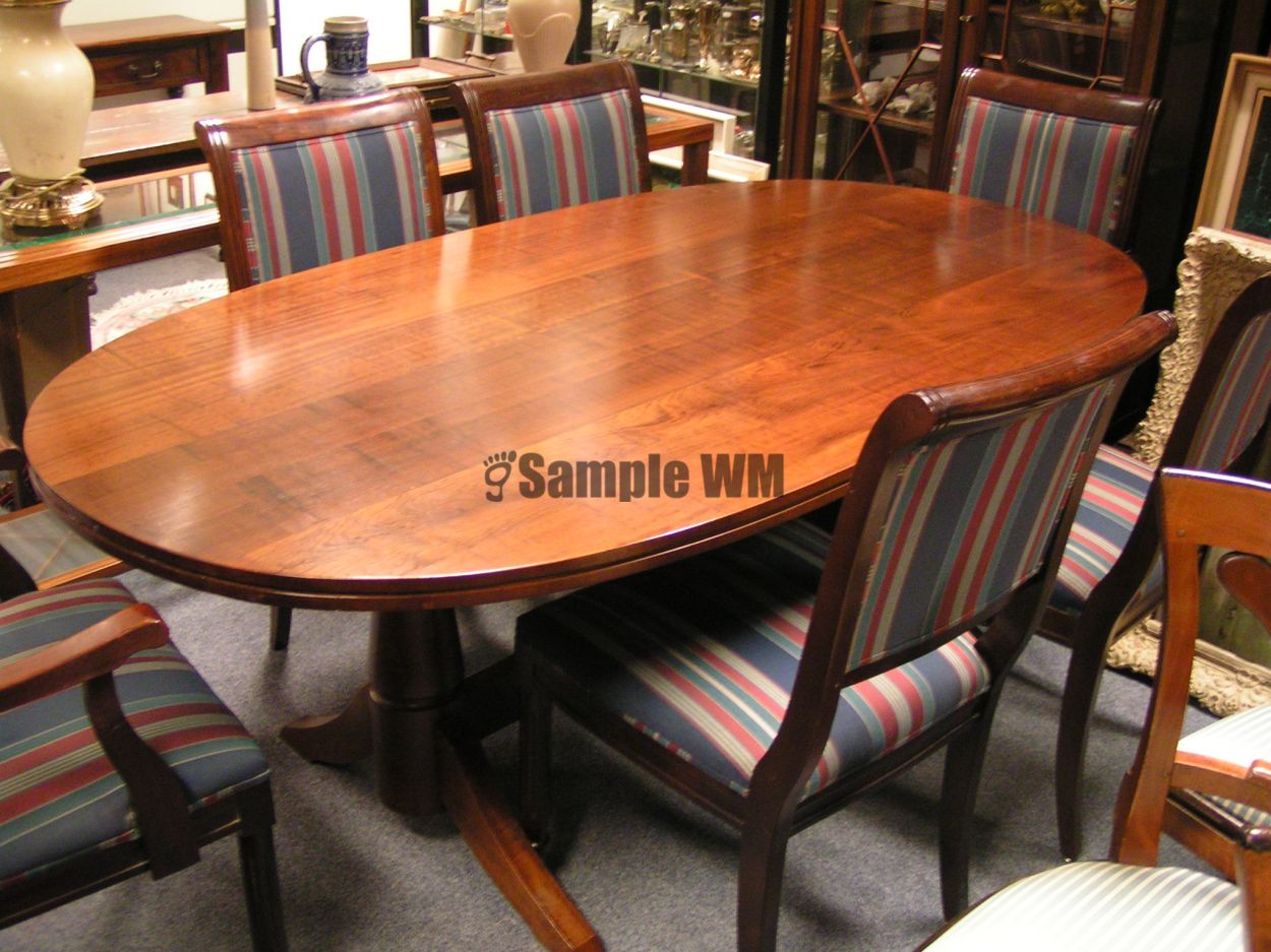 Verkocht artikelnr. 1600364 Grote Ovale Mahoniehouten Eettafel.
Mahonie, handgemaakt in Zuid Afrika. In nieuwstaat.

Met 6 Engelse Regency Style stoelen, waarvan 2 met armleuning, mooi nieuw Velours gestoffeerd.

B: 1.05m x L: 1.98m x H: 74cm
Keywords: Grote Ovale Mahoniehouten Eettafel