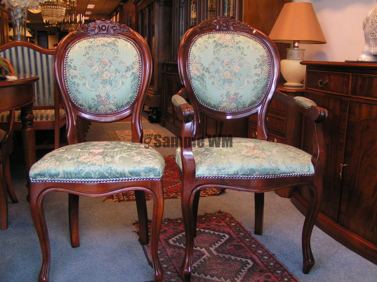 Verkocht artikelnr. 1600365  6 stoelen
In nieuwstaat.



Met 6 fraai velours gestoffeerde stoelen, waarvan 2 met armleuning.


