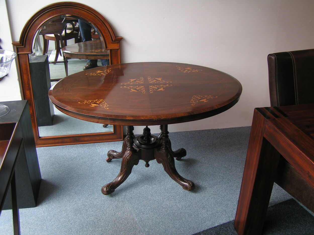artikelnr. 1600858 Engels Mahonie Ovale tafel op wielen: prijs 695 euro
met zeer mooi inlegwerk

1.16m breed x diep 87cm x hoog: 69cm
Keywords: Engels Mahonie Ovale tafel op wielen