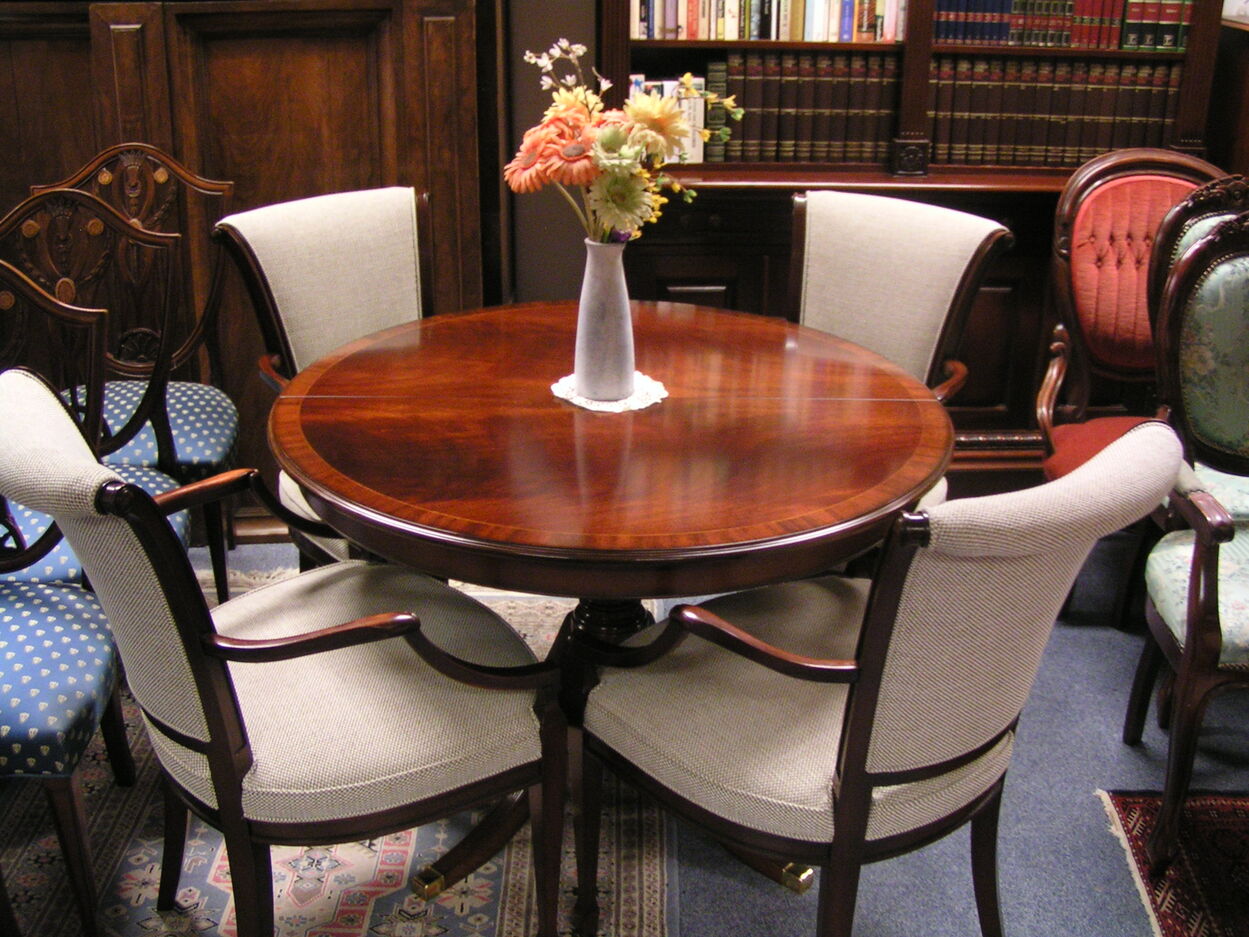 artikelnr. 1600863 Heldense Exclusive Mahonie Eetkamertafel: prijs op aanvraag
Uitschuifbare ovale eetkamertafel met 1 inlegblad [45cm] uitschuifbaar, die onder het blad kunnen worden opgeborgen. Met hoogwaardige metalen synchroongeleiders met centrale borging, met intarsia ingelegde bladen

135 (45) x 96 x 76 cm

evt. met 4 Sheraton stoelen met gestoffeerde rug en verende zitting. Massief beukenhouten romp; 48 x 52 x 89 Stoelen zijn Verkocht!

tafel kan ook los verkocht worden en/of met 4 andere Heldense stoelen in andere kleur evt.
Keywords: artikelnr. 1600863 Heldense Exclusive Mahonie Eetkamertafel: prijs op aanvraag