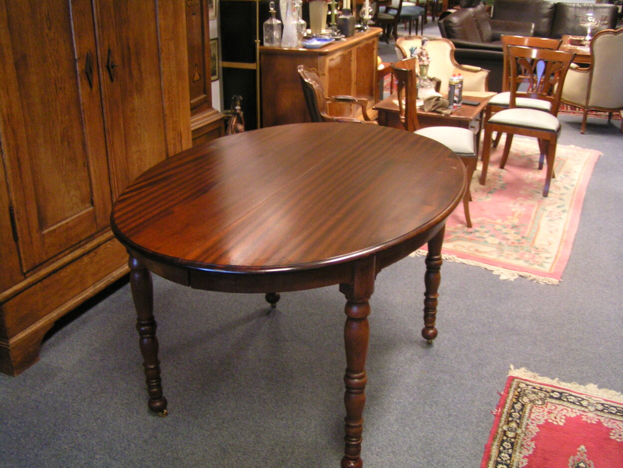 artikelnr. 1602031 Antieke Grote Mahonie Coulissen Tafel in Nieuwstaat!
Antieke Grote Mahonie Coulissen Tafel in Nieuwstaat en helemaal perfect, met twee tussen bladen en staat op messing wielen.
Afm B 1.40 L 1.85 H 80 cm tussen bladen zijn 40 cm.
vraagprijs €1250,- euro
