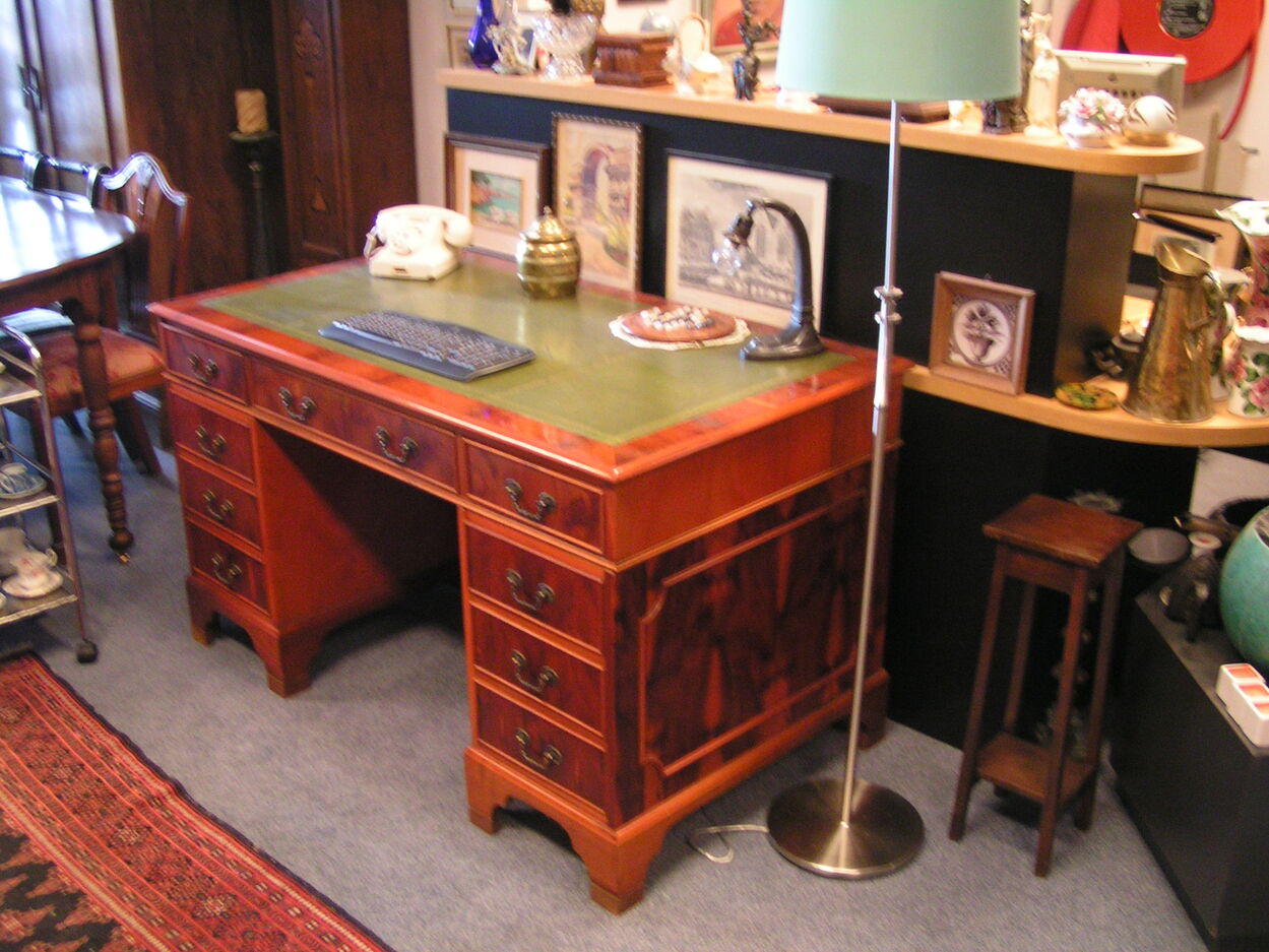 artikelnr. 1602026 Bureau van Taxus met goudbedrukt lederen blad in nieuwstaat. €1250,- euro
Bureau van Taxus met goudbedrukt lederen blad in nieuwstaat.
Regency Afm B 1.37 D 75 H 79 cm
