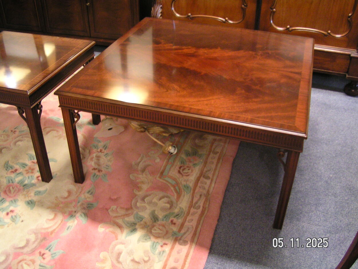 artikelnr. 1602042 HELDENSE EXCLUSIVE Salontafels van Mahonie in Nieuwstaat.
HELDENSE EXCLUSIVE Mahonie Salontafels met intarsia ingelegd blad.
Afm 1 van 102x102x50 cm 1 van 60x60x50 cm. de grote tafel is met een geslepen glasplaat er bij. prijs €695,- voor de grote tafel. €450,- kleine tafel.
