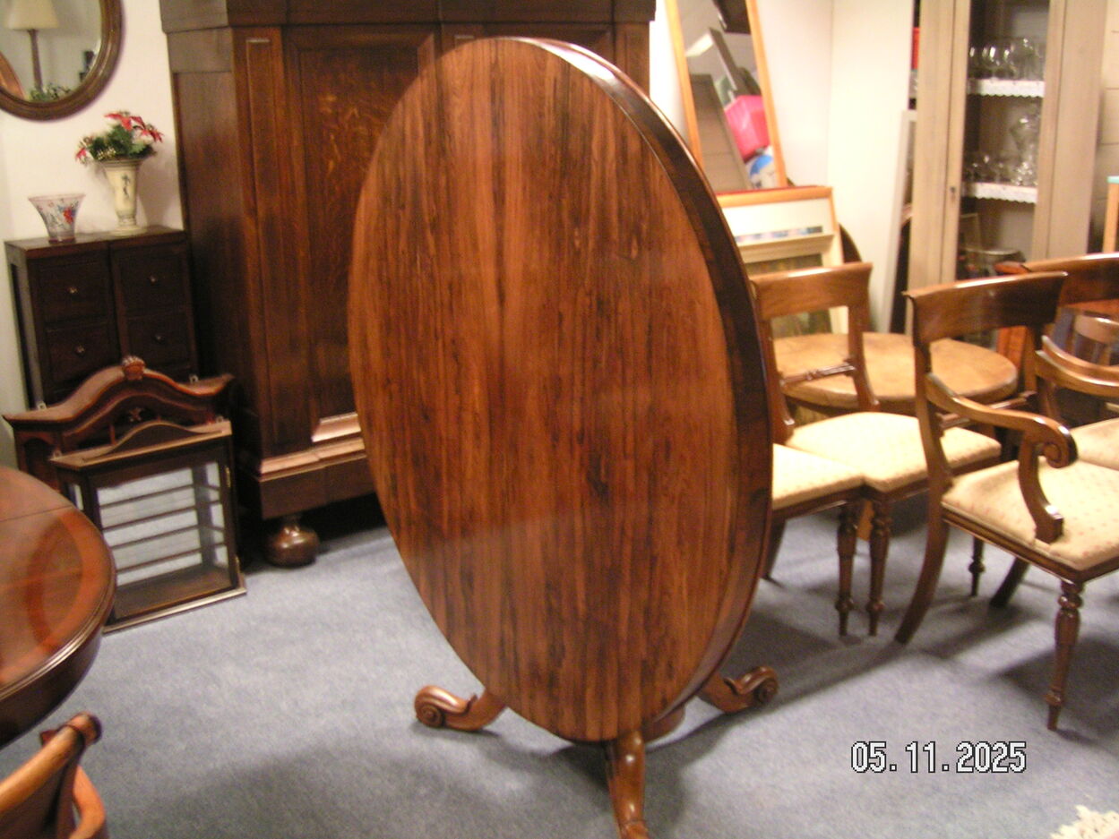 artikelnr. 1602047 Antieke Victoriaanse Carveld Palissanderhout Deining Table Zeer Goede Staat prijs €2250,- euro
Deining Table 1860 Tafel is Helemaal Perfect in Museum Quality!
Afm 1.30 x 72 cm. deze Tilttop Tafel staat op Wielen.
