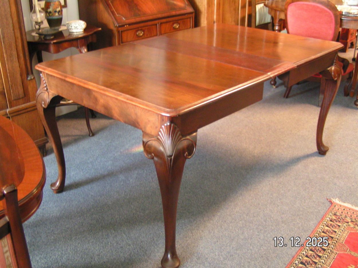 artikelnr. 1602071 Antieke Chippendale mahonie Stoelen met Coulissentafel in zeer Goedenstaat, prijs opaanvraag
Chippendale Mahonie Coulissentafel.
Afm dicht 1.30 uitschuifbaar tot 2.68 cm. 
2 x tussen blad van 57 cm. een van 24 cm.
