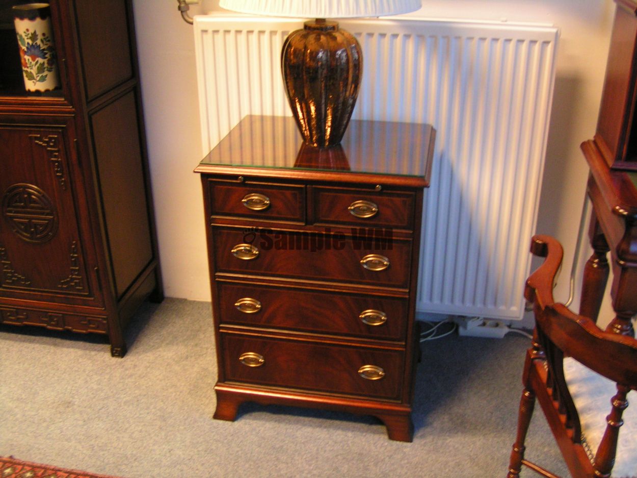 VERKOCHT artikelnr. 01600850 Kommode van de Heldense in Mahonie 
Kommode van de Heldense in Mahonie in Nieuwstaat met 5 laden en een uitschuifplateau met goudbedrukte leerinleg

Intarsia ingelegd blad.
57  43  75 cm

Keywords: artikelnr. 01600850 Kommode van de Heldense in Mahonie in Nieuwstaat! Prijs Op Aanvraag