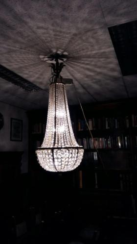 Verkocht artikelnr. 0160030 Antieke Kristallen Zakkroonluchter
met een bronzen frame, 11 antieke fittingen E27, professioneel schoongemaakt en gereinigd, in Topstaat.

afmetingen: 1.25m hoog x breed 50cm
Keywords: Antieke Kristallen Zakkroonluchter