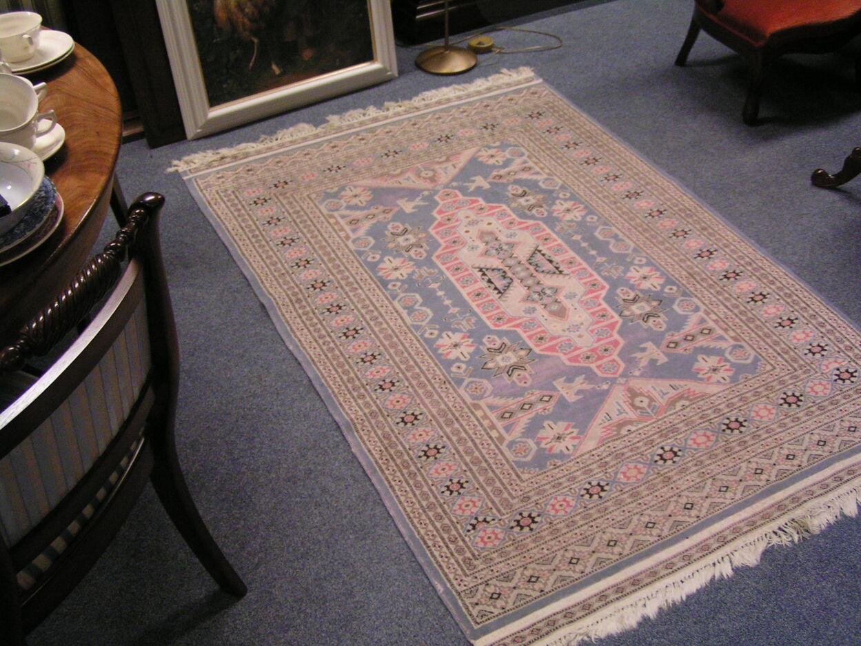 artikelnr. 1602050 Antiek Perzisch Handgeknoopt TAPIS FAIT MAIN Tapijt in zeer goede staat prijs �249,- euro
Afm 190 x 120 cm.
