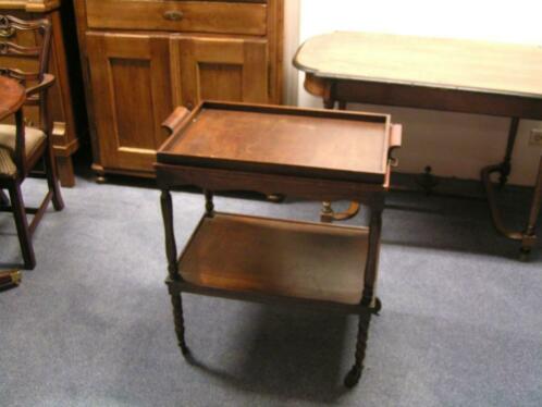 artikelnr. 1601011 Theewagen: €95,- euro
mobiele antieke theewagen op wielen, eiken in zeer goede staat met afneembaar dienblad.

B: 65cm x D: 44cm x H: 77cm
Keywords: Theewagen