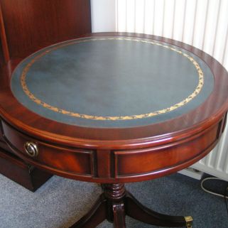 artikelnr. 1600871 Drumtafeltje Heldense Exclusive in Nieuwstaat €495,- 
Drumtafeltje op messing wielen met goudbedrukt lederen blad en 2 laden.

55 x 55 x 62cm

In nieuwstaat!

prijs in 2008: €966,- euro 
Keywords: artikelnr. 1600321 Drumtafeltje Heldense Exclusive in Nieuwstaat €495,-