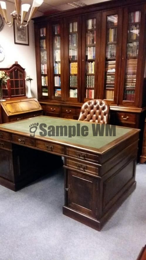 Verkocht artikelnr. 1600344 Antiek Engels Mahonie Partnerdesk.
Met groen lederen blad, met lades en deuren.

Alles afsluitbaar!

In zeer goede staat.

afmetingen: 1.01m Breed x 1.68 Lengte x Hoog: 80cm

evt. Met lederen Chesterfield Bureau stoel
Keywords: artikelnr. 1600344 Antiek Engels Mahonie Partnerdesk.