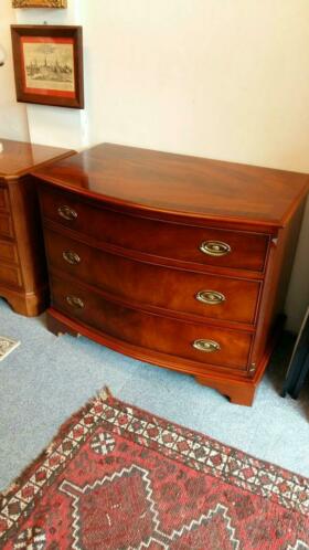 Verkocht artikelnr. 1600261 Ladenkast/Kommode van Mahoniehout v/d Heldense Exclusive.
Ladenkast/Kommode van de Heldense Exclusief in Mahoniehout en intarsia ingelegd blad, ladenkast is in nieuwstaat!
Maten; B 92 D 56 H 72 cm.

Maten; B 92 D 56 H 72 cm.
Keywords: Ladenkast/Kommode van Mahoniehout v/d Heldense Exclusive