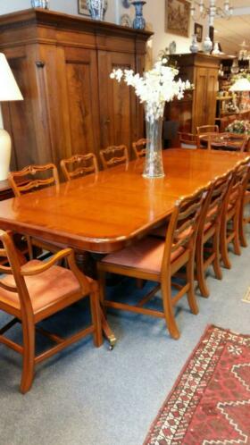 artikelnr. 1600262 Heldense Exclusief Taxus Coulisse tafel met tien stoelen: Prijs Op Aanvraag
Heldense Exclusief Taxus Coulisse tafel. Met tien stoelen waarvan twee met armleggers.
Tafel is intarsia ingelegd en in nieuwstaat stoelen zijn pas opnieuw gestoffeerd. Tafel staat op messing wielen en heeft twee tussen bladen.
Maten; L 2.80 B 1.07 H 76 tussen bladen 50 cm.
Ook in Mahoniehout in onze collectie, en nog diverse andere soorten en maten in hoogglans of in zijde glanzens aanwezig. zie onze site of andere advertenties.
