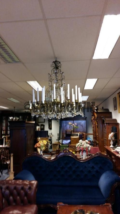 artikelnr. 1600333 Vergulde Louis XV Kaarsen Kroonluchter: prijs €995,- euro
Antieke Victoriaanse Kaarsenkroonluchter, 18 arms (kaarsen).

Afmetingen:

Hoogte: 1m exclusief. ketting x 90cm Breed

Pas professioneel gereinigd! In Museumkwaliteit staat.

Uniek exemplaar.
Keywords: artikelnr. 1600333 Vergulde Louis XV kroonluchter: prijs �995,- euro