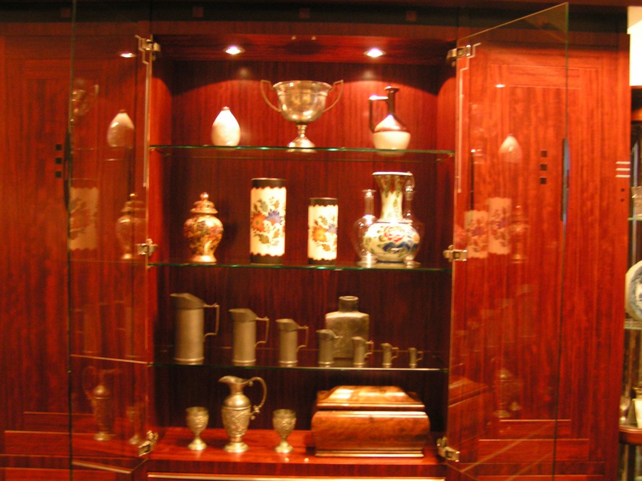 Verkocht artikelnr. 01600256 Art Deco vitrinekast Decoforma Schuitema: prijs op aanvraag.
Gebruikte materialen:
Als basis is rosewood of bubinga hout gebruikt, met details van ebbenhout, eikenhout en aluminium. De aluminium details kunnen we ook in zwart uitvoeren.

Afmetingen: Breed: 2.13m x Diepte: 37cm x hoogte: 2.23m


Alternatieve houtsoorten zijn:
- eiken
- kersen
- noten
- bubinga/rosewood

 Design by Frits Schuitema

Nieuw Prijs � 9925,- NU voor �4950,- euro

