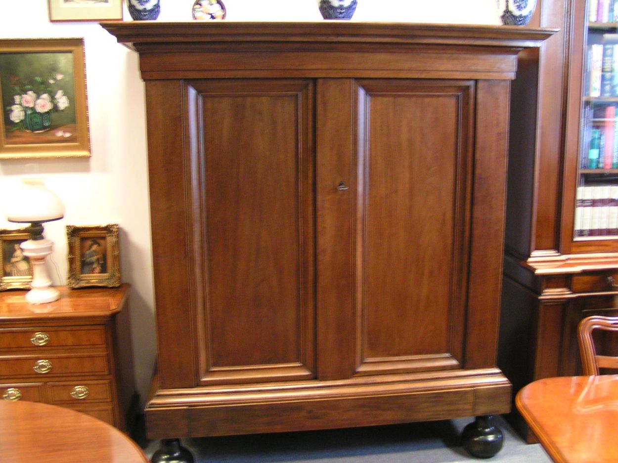 Verkocht artikelnr. 1600291 Antieke Drentse Pastoorskast.
 Antieke Drentse Pastoorskast:

Zeldzaam Antieke Pastoorskast in klein formaat en in uitmuntende staat! museumkwaliteit.
Diverse Antieke kasten van een zeer hoog niveau in onze collectie en in museumkwaliteit. zie onze site en andere advertenties.

B: 1.45m x D; 58cm x H: 1.77m

Stijl: Drentse Renaissance


Keywords: Antieke Drentse Pastoorskast