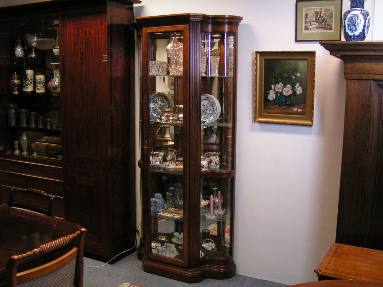 Verkocht artikelnr. 1600290 Mahonie Vitrinekast
Prachtige Klassieke Vitrinekast Met Verlichting en geslepen glas, in nieuwstaat!
Diverse Vitrinekasten in onze collectie zie onze site en andere advertenties.

B: 97cm x D: 36cm x H: 2.04m
Keywords: artikelnr. 1600289 Mahonie Vitrinekast