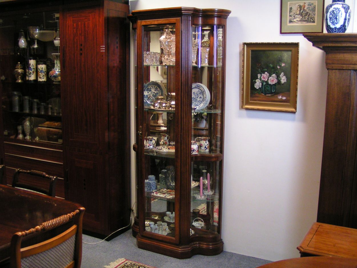 Verkocht artikelnr. 1600290 Mahonie Vitrinekast
Verkocht 1600290 Mahonie Vitrinekast

Prachtige Klassieke Vitrinekast Met Verlichting en geslepen glas, in nieuwstaat!
Diverse Vitrinekasten in onze collectie zie onze site en andere advertenties.

B: 97cm x D: 36cm x H: 2.04m
Keywords: Mahonie Vitrinekast