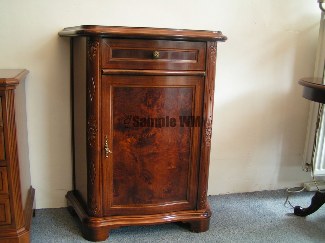 Verkocht artikelnr. 1600363 Penant Kastje Wortelnoten
b: 1.03m x d: 41cm x h: 87cm 

In nieuwstaat.
Keywords: Penant Kastje Wortelnoten