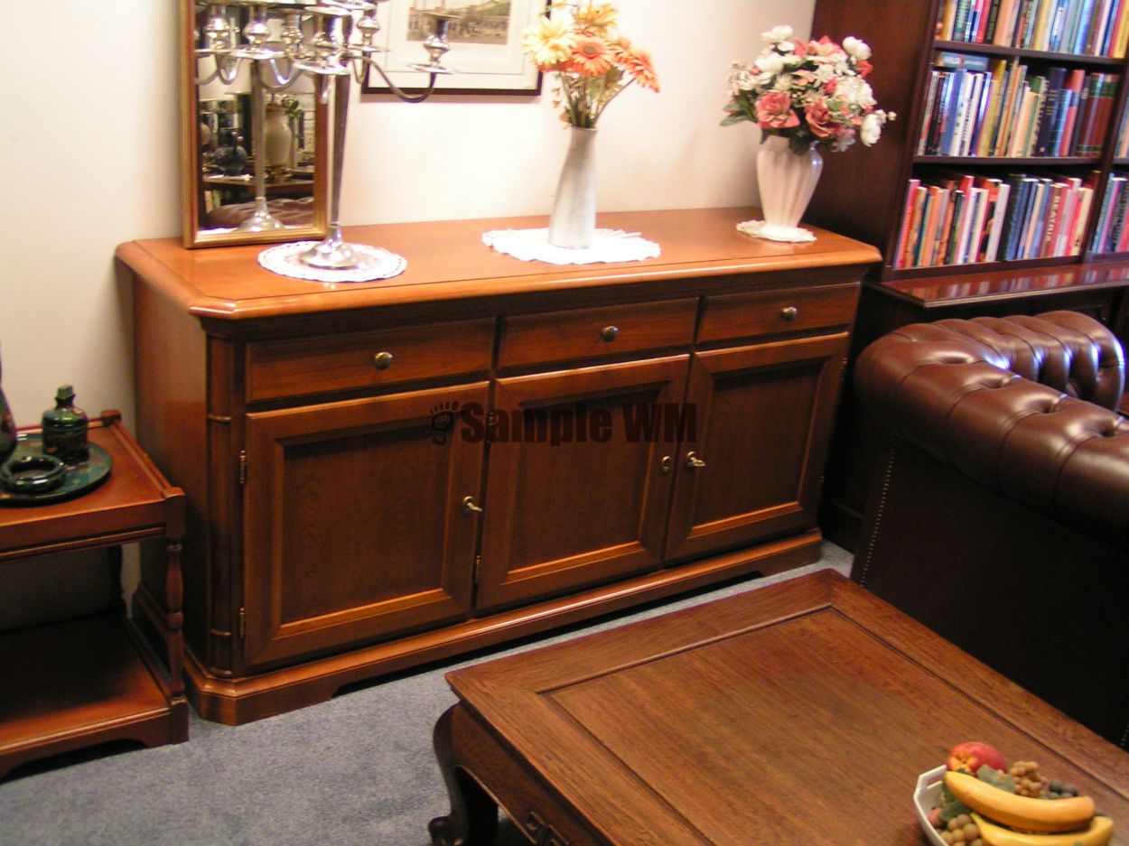 Verkocht artikelnr. 1600369 Kersenhouten Dressoir Selva.
Beschrijving
in nieuwstaat.

Merk: Selva

afmetingen: B: 1.75m x D: 48cm x H: 85cm
Keywords: Kersenhouten Dressoir Selva