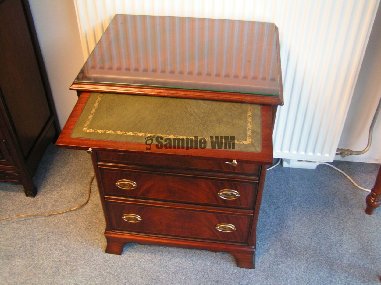 Verkocht artikelnr. 01600850 Kommode van de Heldense in Mahonie 
Kommode van de Heldense in Mahonie in Nieuwstaat met 5 laden en een uitschuifplateau met goudbedrukte leerinleg
Met intarsia ingelegd blad.
57  43  75 cm
Keywords: artikelnr. 01600850 Kommode van de Heldense in Mahonie in Nieuwstaat!