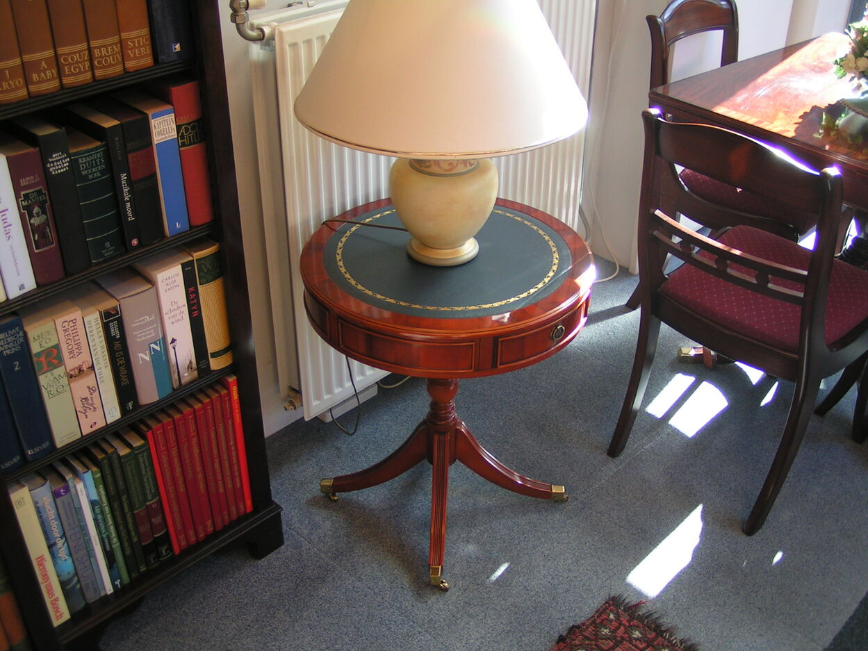 artikelnr 1602027 Heldense Exclusive DRUMTAFEL in Taxus Nieuw prijs €495,-
Heldense Exclusive DRUMTAFEL op Messing Wielen met goudbedrukt lederen blad en 2 laden afm 55 x 55 x 62 cm of 22 x 22 x 25 inch.
vraagprijs €495,- euro
