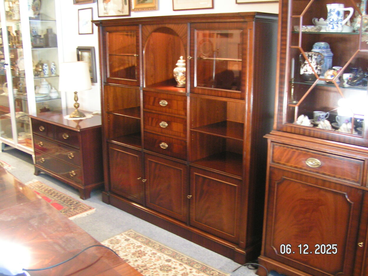 artikelnr. 1602057 HELDENSE EXCLUSIVE Mahonie Vitrine in Nieustaat! prijs €1750,- euro.
Vitrine met facet geslepen glasdeuren en verlichting 1 open vak met toog en
Verlichting 2 open vakken.
Afm 149 x 45 x 149 cm. 59 x 18 x 59 inch.
