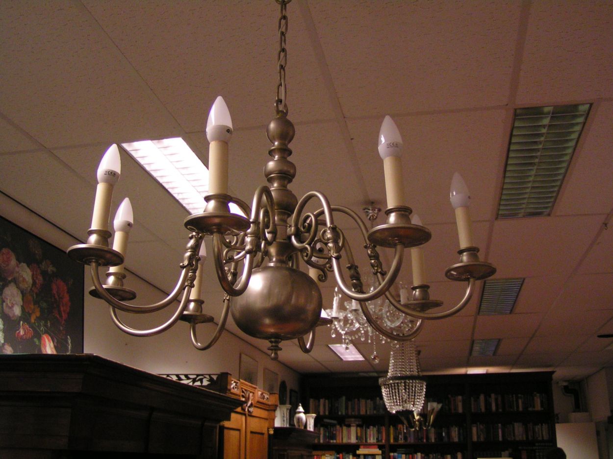 artikelnr. 1600284 Balkroon Zilverkleurig: prijs €125,- euro
7 kaarsen.

80cm breed, in nieuwstaat.
Keywords: Balkroon Zilverkleurig