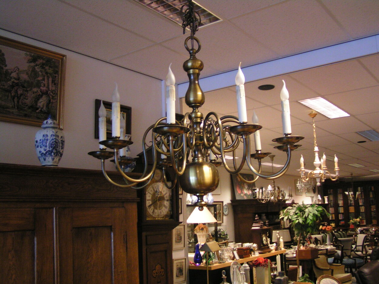 artikelnr. 201937 Zeer Grote Koperen pennenbalkroonluchter 10 Armen jaar 1910 in Nieuwstaat.
Zeer bijzondere mooie Antieke Kerk kroonluchter
