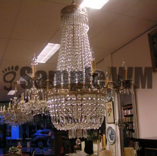 Verkocht artikelnr. 1600355 Zakkroonluchters Kristal Empire Model.
zeldzaam exemplaar, met 6 lampen, Empire - model.

zonder ketting ruim 1.30cm lang, ruim 90cm breed/doorsnede

Verschillende Zakkroonluchters op voorraad.
Keywords: Verkocht artikelnr. 1600355 Zakkroonluchters Kristal Empire Model.