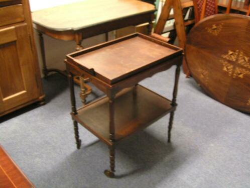 artikelnr. 1601011 Theewagen: �125,- euro
mobiele antieke theewagen op wielen, eiken in zeer goede staat met afneembaar dienblad.

B: 65cm x D: 44cm x H: 77cm
Keywords: Theewagen