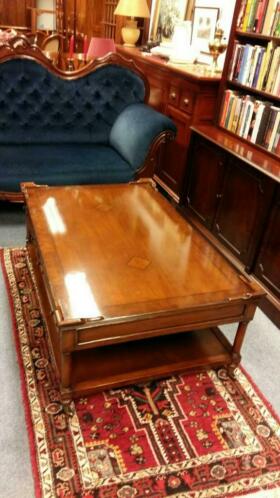 Verkocht artikelnr. 1600275 Salontafel van Mahoniehout op messing wielen
Salontafel van Mahoniehout op messing wielen, met vier laden en zeer mooi inleg werk op het bovenblad. Tafel is in perfecte staat!
Maten; B 1.23 D 80 H 47 cm.
Voor meer salontafels zie onze site of andere advertenties.
Keywords: Salontafel van Mahoniehout op messing wielen